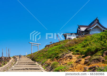 晴朗的天空和Karitamine神社（Okumiya）登山遊客 66380966