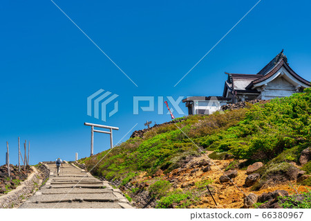 晴朗的天空和Karitamine神社（Okumiya）登山遊客 66380967