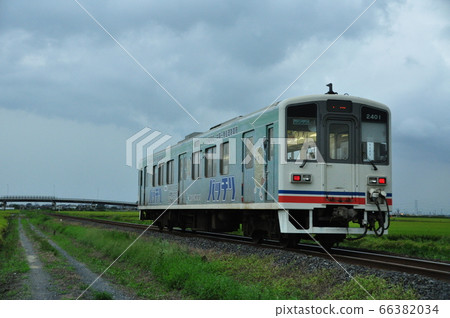 A regular train (Kiha 2400 railcar) that runs between Mitsuzuma and Minami-Ishishita Station on the Kanto Railway Joso Line 66382034