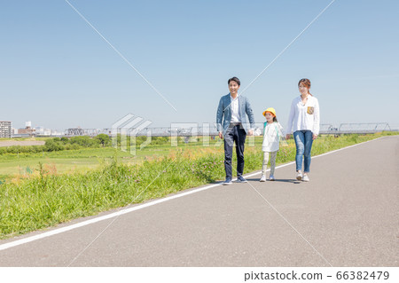 父母和孩子在銀行散步 父母和孩子在銀行散步 66382479