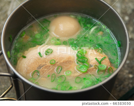 Instant noodles made by mountain climbing 66383030