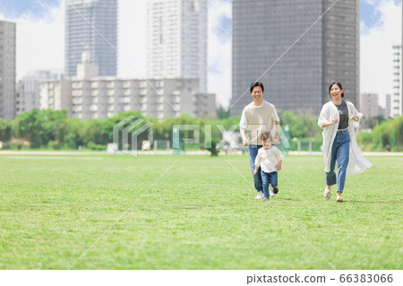 父母和孩子追逐（新的生活方式圖像） 66383066