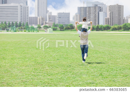 Parents and children taking a walk while carrying shoulders (new lifestyle image) 66383085