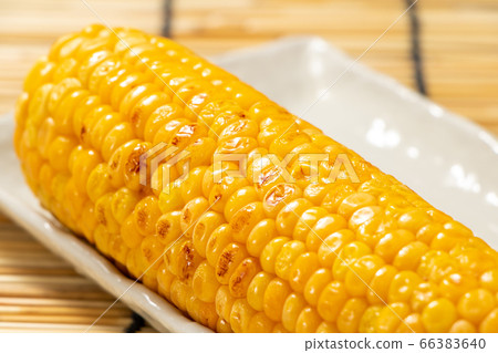 烤玉米（烤黃油醬油）。與盲人的夏天圖像。 66383640