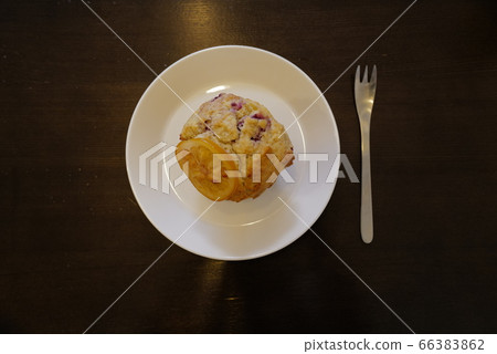 Lemon and berry cake 66383862