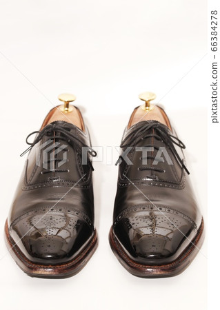 Polished leather shoes 66384278