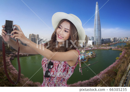 Spring season in seoul city with cherry blossom 66385235