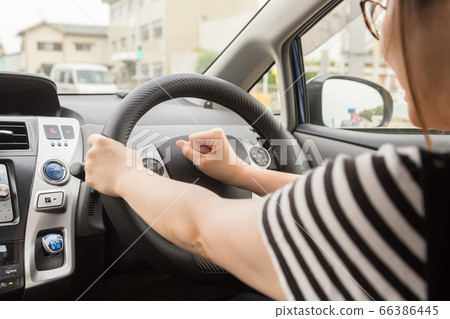 Driving a woman who makes a horn 66386445