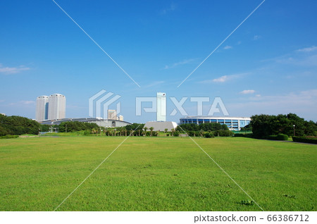 從幕張海濱公園眺望千葉海洋體育場和幕張展覽館 66386712