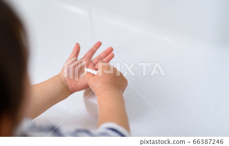 A child washing hands 66387246