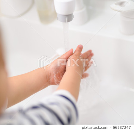 一個孩子洗手 66387247