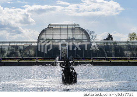 The beautiful Palm House of the Kew Garden 66387735