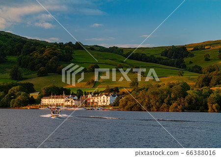Beautiful sunset landscape around Lake Windermere Beautiful sunset landscape around Lake Windermere 66388016