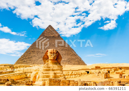 Culmination of a journey through Egypt: the Giza Shpinx with Chephrenpyramide 66391211