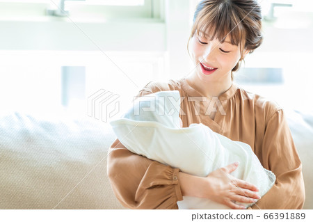 母親抱著嬰兒 母親抱著嬰兒 66391889