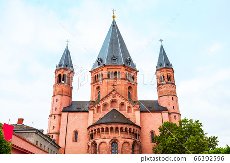 Mainz cathedral in old town 66392596