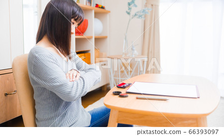 A woman who confirms documents Various documents Arms assembled 16:9 A woman who confirms documents Various documents Arms assembled 16:9 66393097