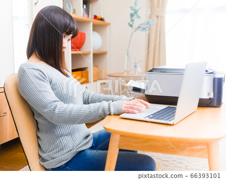 Woman typing on PC Copy space 4:3 66393101