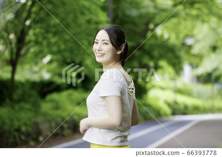 慢跑以新鮮綠色的年輕女子 66393778
