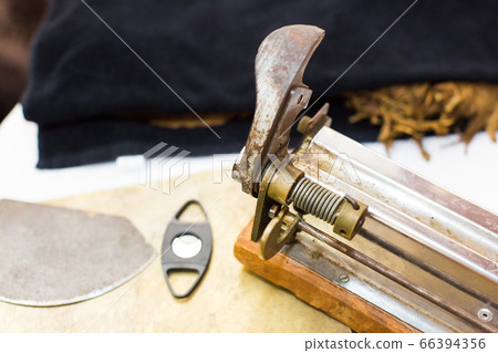 Guillotine and a knife for cutting tobacco sheets. 66394356