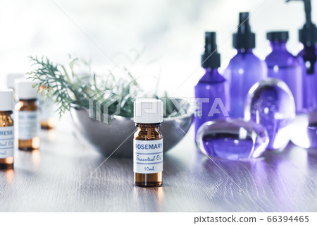 以海滴迷迭香為中心的香薰精油 以海滴迷迭香為中心的香薰精油 66394465