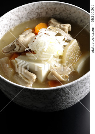 黑蘿蔔,胡蘿蔔,牛d,豆腐燉大醬味mis(黑色背景) 黑蘿蔔,胡蘿蔔,牛d,豆腐燉大醬味mis(黑色背景) 66395363