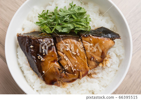 Yellowtail teriyaki rice bowl 66395515