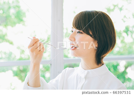 一個外表端莊的女人 66397531