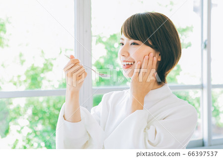 一個外表端莊的女人 66397537