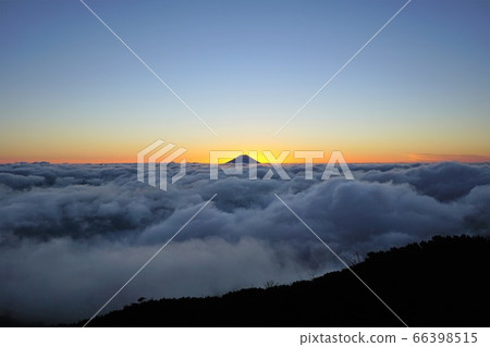Sea of clouds and the afterglow of Mt. Fuji from the summit of Minamidake Sea of clouds and the afterglow of Mt. Fuji from the summit of Minamidake 66398515