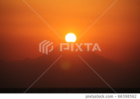 Evening scenery where the setting sun was set right above Mt. Fuji and the silhouette of Mt. Fuji was beautifully projected 66398562