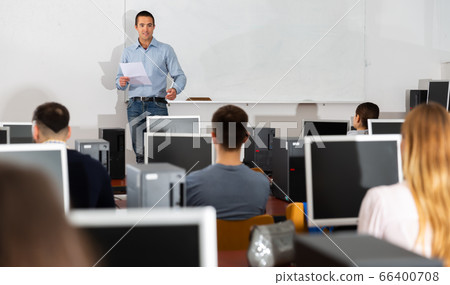 Trainer giving presentation to adult audience 66400708