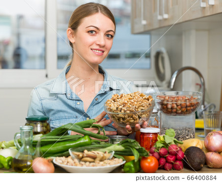 Smiling woman ready to cook 66400884