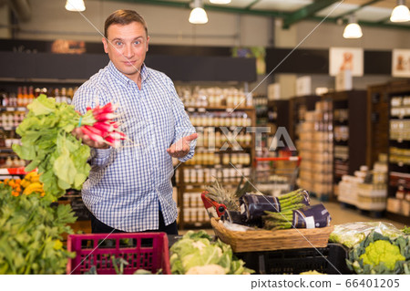 Man buying radish for salad 66401205