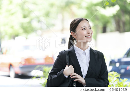 一個年輕女子在西裝招聘圖像的求職 一個年輕女子在西裝招聘圖像的求職 66401989