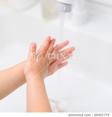 A child washing hands 66402778