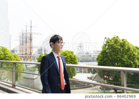 在人行天橋橫濱未來橋上行走的商人 在人行天橋橫濱未來橋上行走的商人 66402969