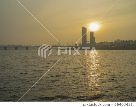 Sunset on the Han River 66403451