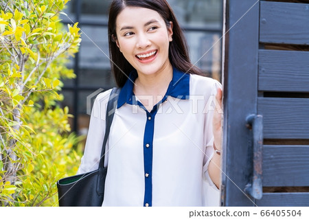 年輕女性上班族，辦公室工作人員，通勤，微笑的人，材料 66405504