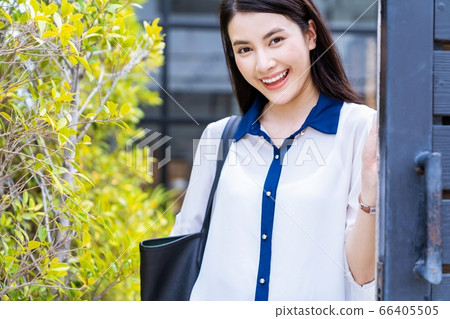 年輕女性上班族,辦公室工作人員,通勤,微笑的人,材料 年輕女性上班族,辦公室工作人員,通勤,微笑的人,材料 66405505