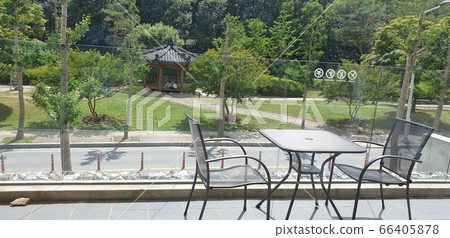 等待主人的空椅子 等待主人的空椅子 66405878