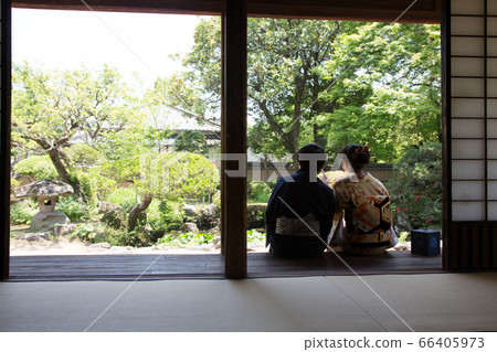 Tourists overlooking the Ohara House garden 66405973