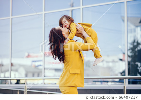 Mother and daughter with shopping bag in a city 66407217