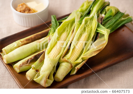 Grilled young corn with skin with miso butter 66407573