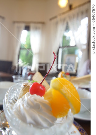 Fruit parfait with fresh cherries 66407670