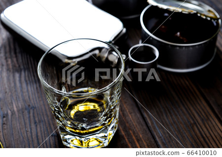 Whiskey to drink outdoors 66410010