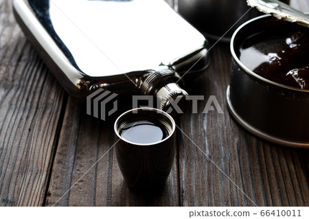 Whiskey to drink outdoors 66410011