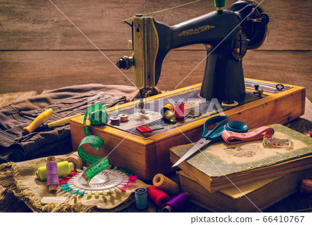 Old sewing machine 66410767