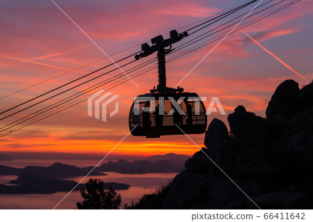 Silhouette of the Dubrovnik cable car 66411642