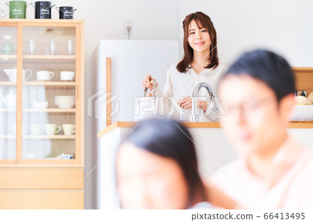 A family relaxing at home 66413495